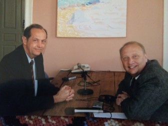 Roger Wood interviews presidential primary candidate Bill Bradley in 2000. 